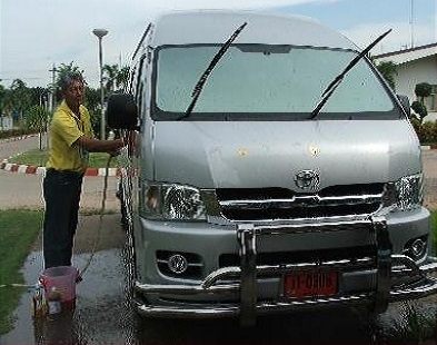 車の洗車にはEM活性液とEM石鹸が使われています。