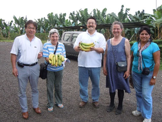 田辺農園のスタッフ。収穫したバナナと。