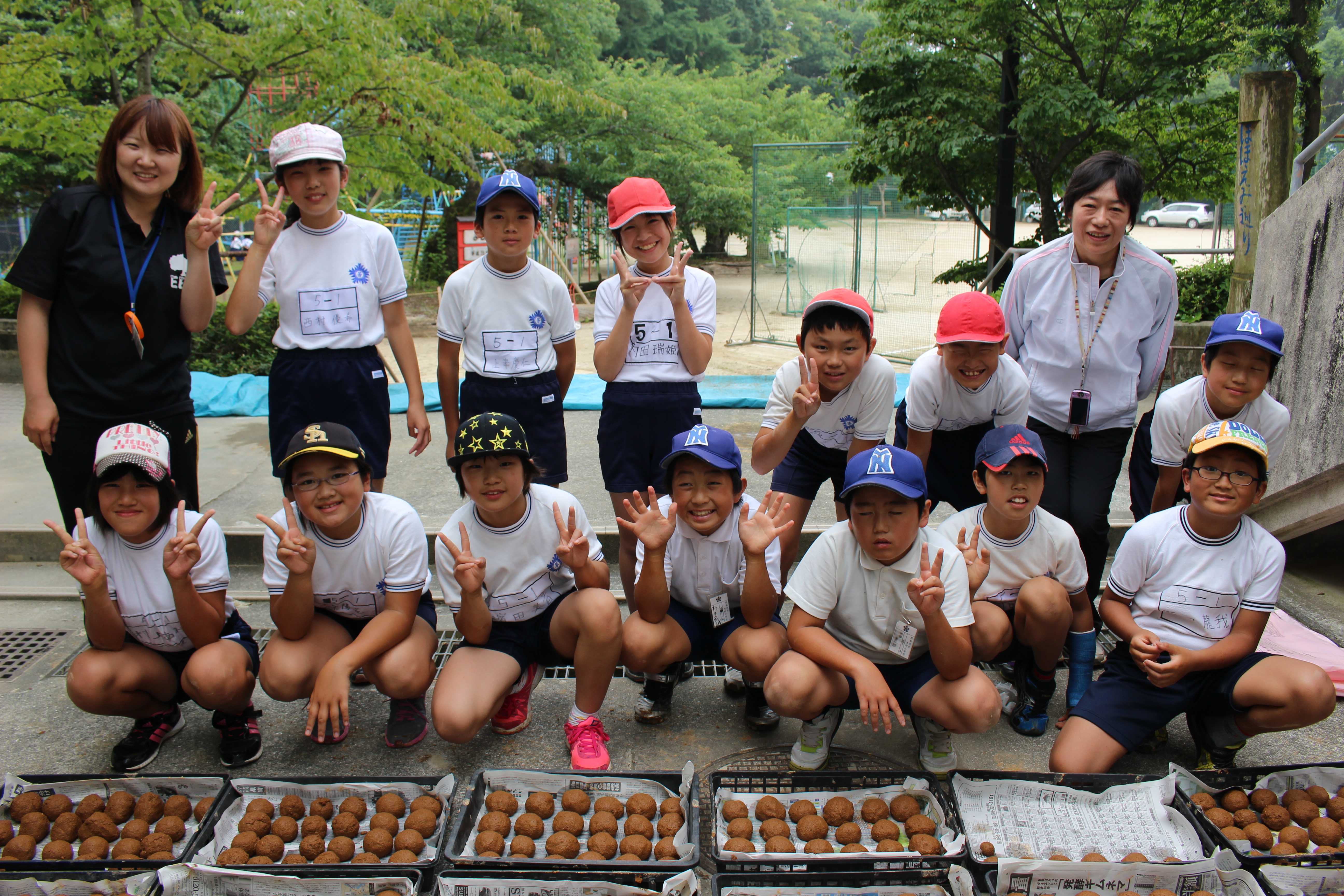 子供たちもEM団子を作って町の活動に参加しています。