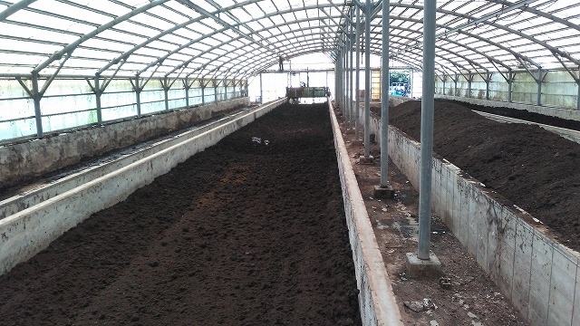 堆肥レーン：
EM堆肥（左）、
従来の堆肥（右）