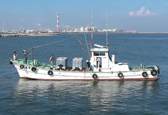 漁船を使って活性液を伊勢湾に投入しています。